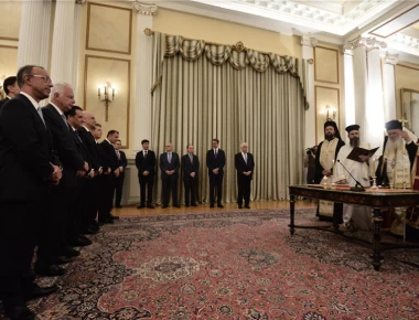 H Oρθοδοξία επέστρεψε: Η κυβέρνηση ορκίστηκε με θρησκευτικό όρκο (βίντεο)